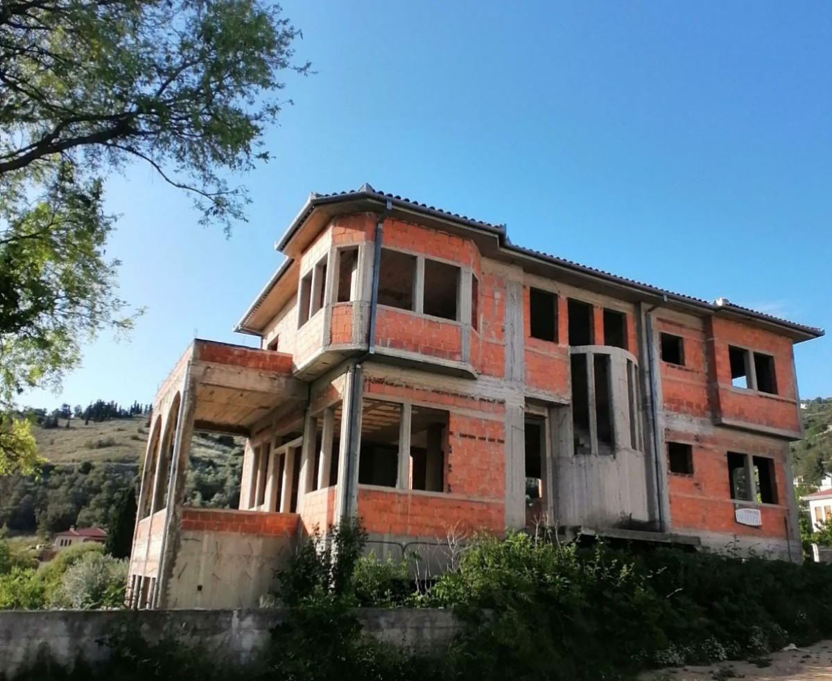 Incomplete Residence in Volos