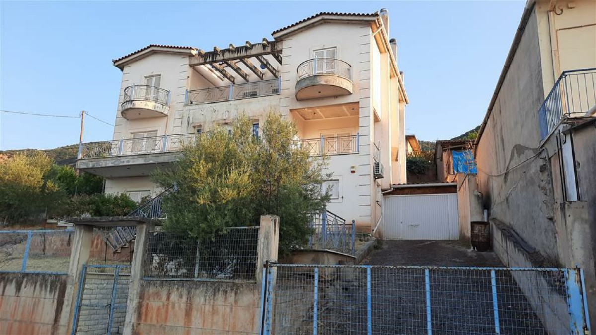 Three-storey residence in Selinounta, Aigio